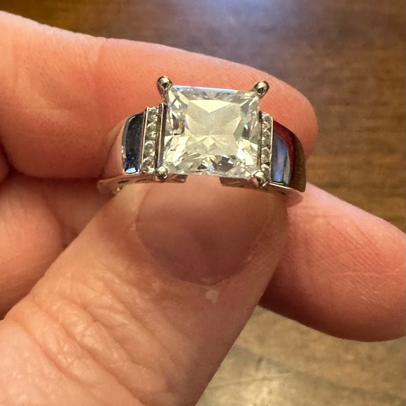 Square Solitaire statement ring - Picture 2 of 3